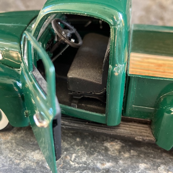 Beautiful green Ford 1948 collectible truck - Picture 7 of 7